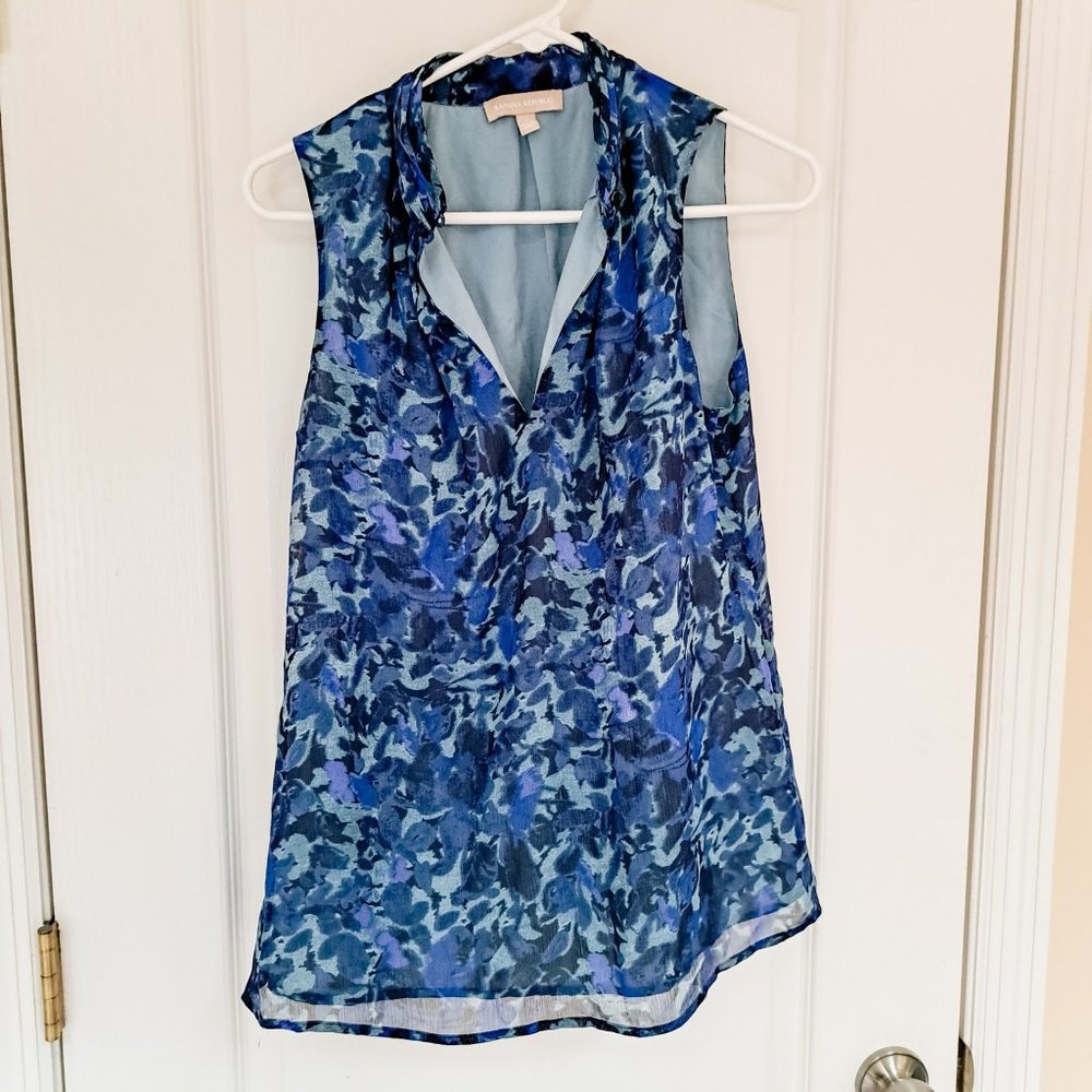 Banana Republic size 8 Blue Floral top, fully lined, bra clips, v-neck